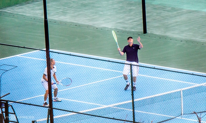 Bill Gates chơi tennis trên bán đảo Sơn Trà, trưa 7/3. Ảnh: Nguyễn Đông