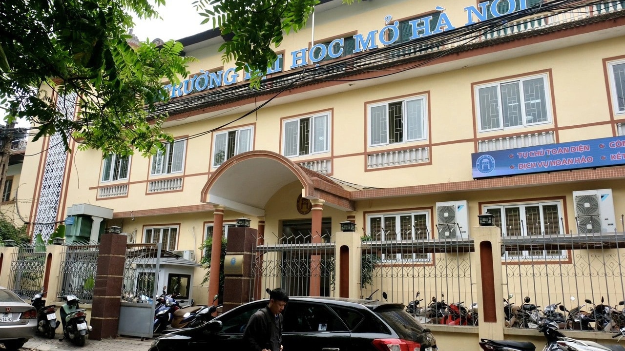 Trụ sở chính của Trường ĐH Mở Hà Nội khá chật chội - Ảnh: NGUYÊN BẢO
