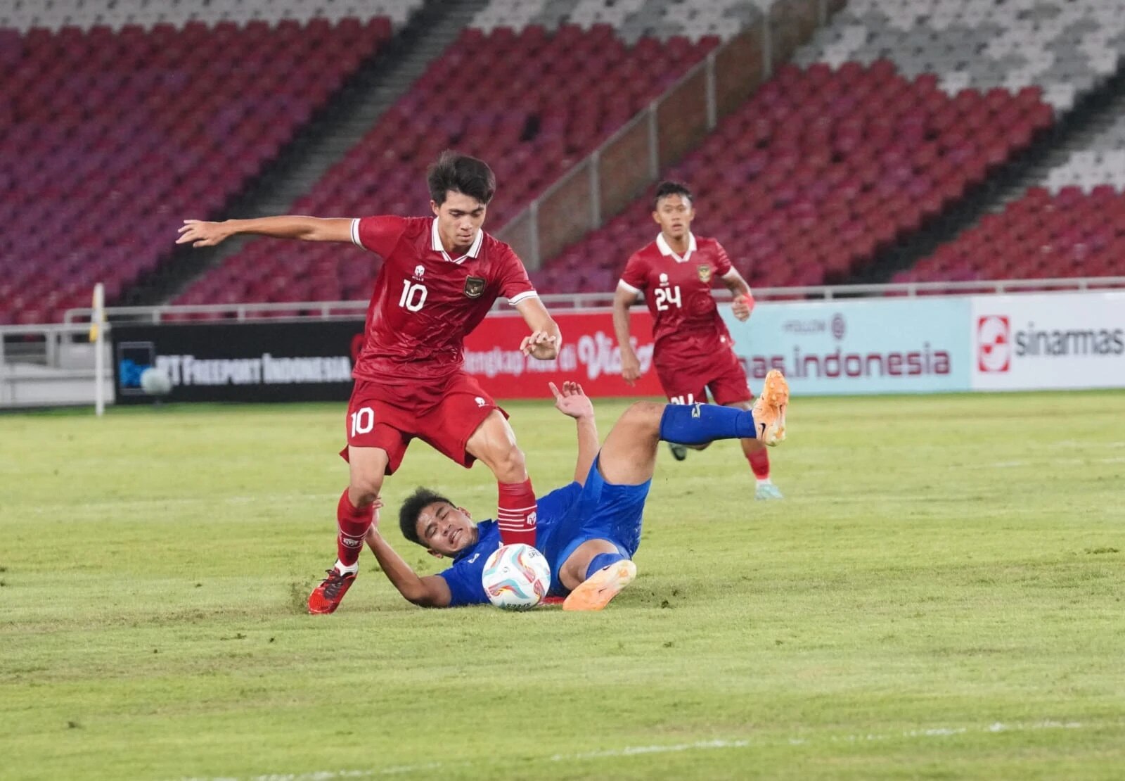 Đang vàng úa, sân đấu Indonesia gặp Việt Nam bất ngờ xanh trở lại khi FIFA sắp sang- Ảnh 1.