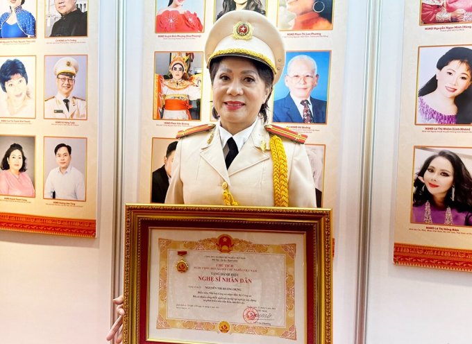 Hương Dung trong lễ trao tặng danh hiệu Nghệ sĩ Nhân dân, Nghệ sĩ Ưu tú sáng 6/3 ở Hà Nội. Ảnh: Thúy Tình