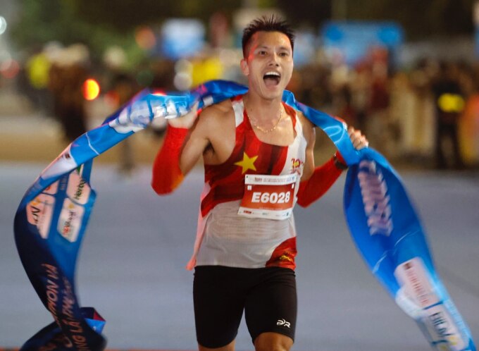 Quốc Luật vui mừng sau khi về nhất nội dung 10km hệ tuyển tại giải vô địch quốc gia sáng 31/3. Ảnh: Tiền Phong Marathon