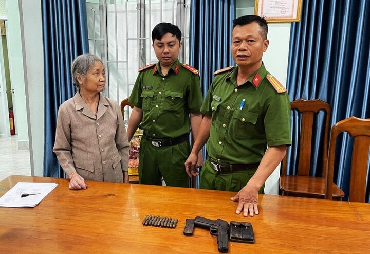 Bà Nguyễn Thị Nồng giao nộp cho cơ quan công an khẩu súng, 22 viên đạn. (Ảnh: Công an cung cấp)