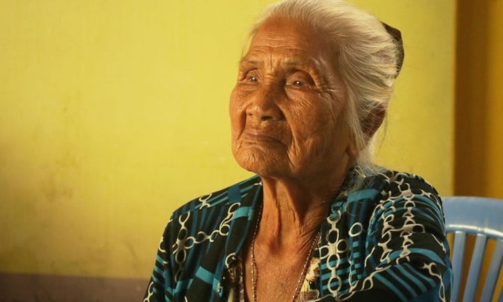 Ở tuổi 88, tóc bạc, lưng còng nhưng nghệ sĩ Hồng Sáp vẫn phải kiếm cơm từng bữa, sống tạm bợ.