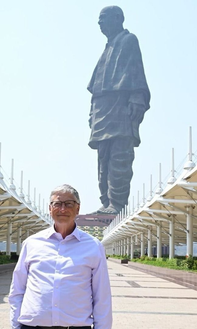 Bill Gates check in với bức tượng Thống nhất cao nhất thế giới, tại Gujarat, Ấn Độ.