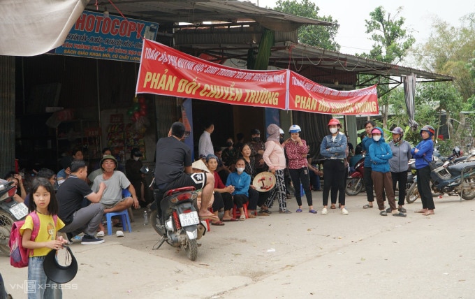 Rất đông phụ huynh tập trung, căng băng rôn phản đối trước trường Tiểu học Nguyễn Bá Ngọc. Ảnh: Lam Sơn