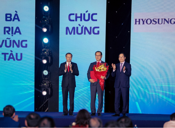 Ông Bea In Han - Tổng giám đốc Hyosung Đồng Nai (Chủ dự án Bio- BDO) nhận giấy chứng nhận chủ trương đầu tư. Ảnh: Hyosung Viêt Nam