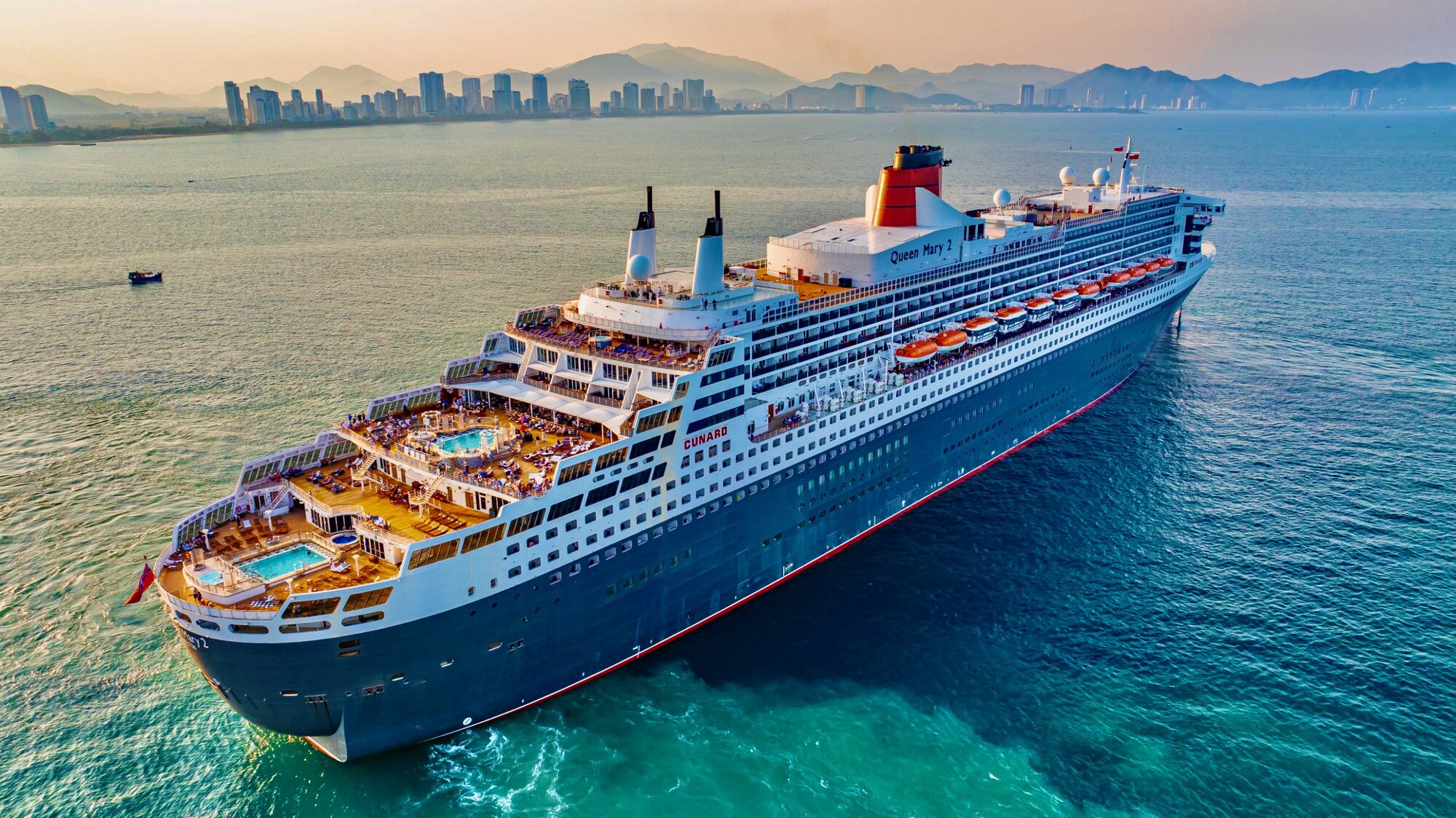 Tàu Queen Mary 2 đến Nha Trang hôm 18-3 phải neo ngoài vịnh Nha Trang - Ảnh: QUỐC BẢO