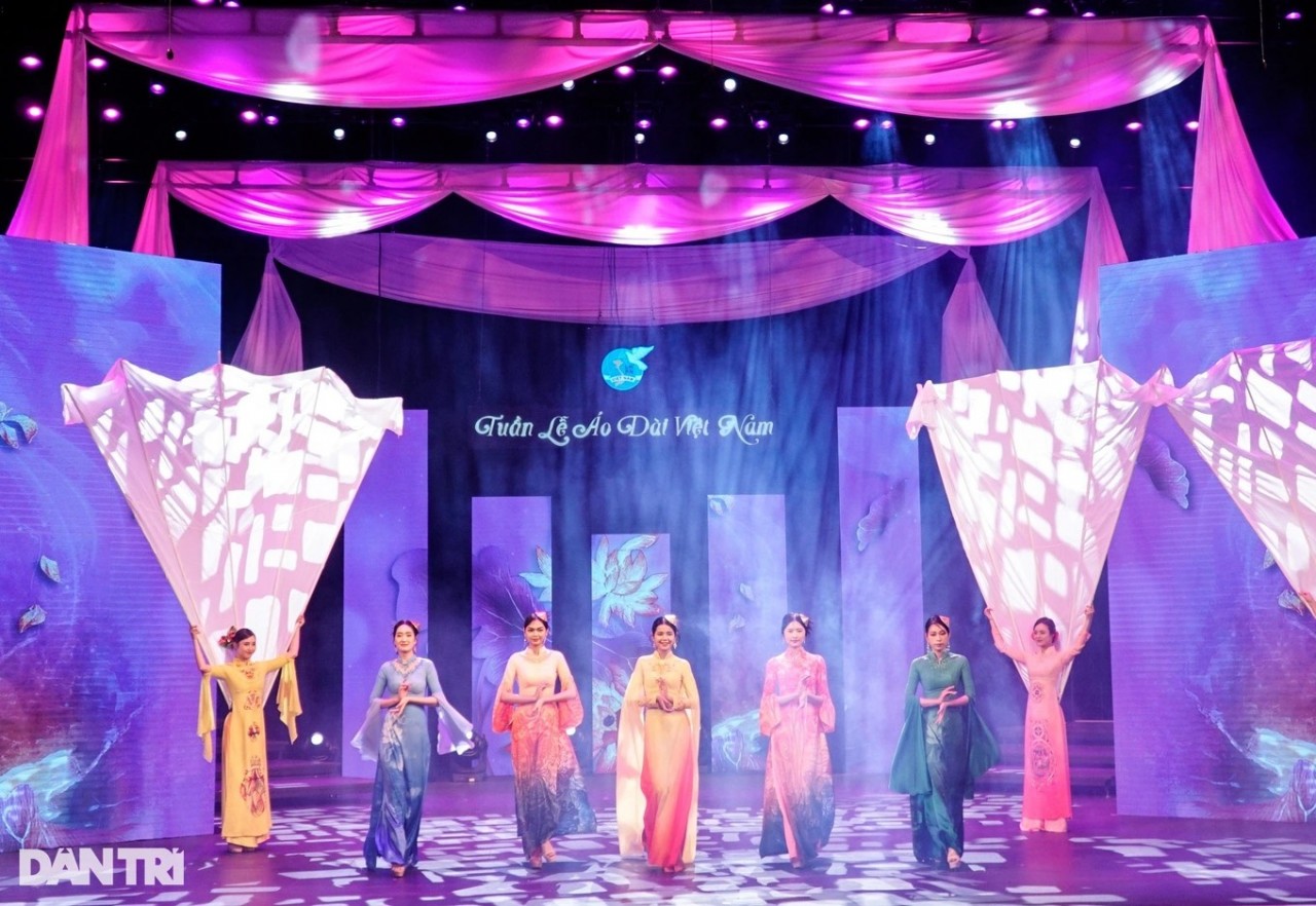 Impressive ao dai performance by the wives of foreign ambassadors