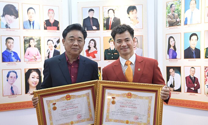 Quốc Khánh (trái), Xuân Bắc cùng nhận danh hiệu Nghệ sĩ Nhân dân dịp này. Ảnh: Hà Thu