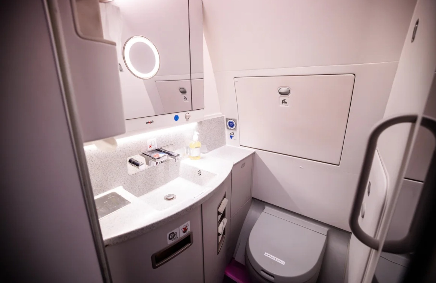 Nhà vệ sinh trên máy bay hoạt động như thế nào ở độ cao 10.000m?- Ảnh 1.