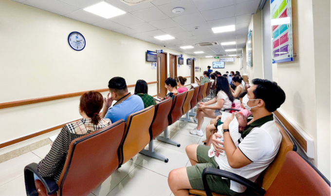 Người bệnh đợi khám tại Trung tâm Tai Mũi Họng, Bệnh viện Đa khoa Tâm Anh TP HCM sáng 4/3. Ảnh: Uyên Trinh