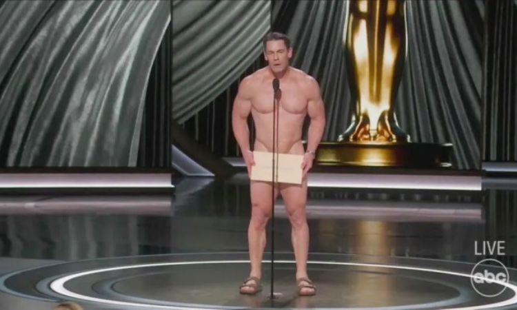 John Cena khỏa thân trên sân khấu