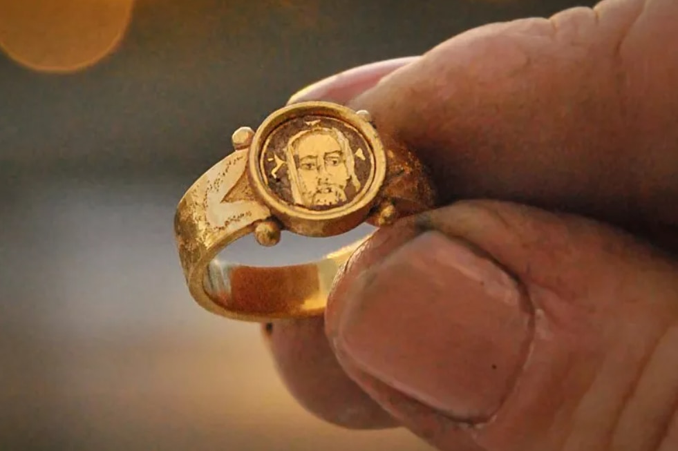 Phát hiện nhẫn bằng vàng ròng từ thời Trung Cổ khắc hình Chúa Jesus- Ảnh 1.