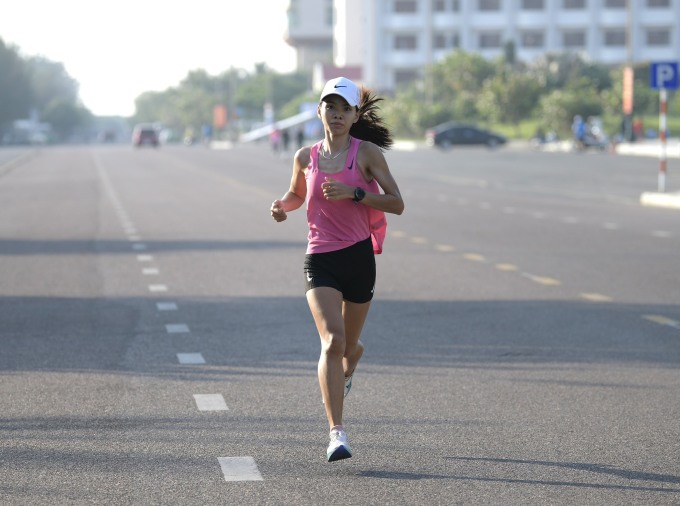 Tuyển thủ quốc gia, đương kim chủ nhân kỷ lục marathon nữ Việt Nam Hoàng Thị Ngọc Hoa tập luyện tại Tuy Hòa ngày 28/3. Ảnh: Tiền Phong Marathon