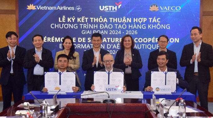 Đại diện Vietnam Airlines, VAECO và USTH ký thoả thuận, chiều 5/3. Ảnh: USTH