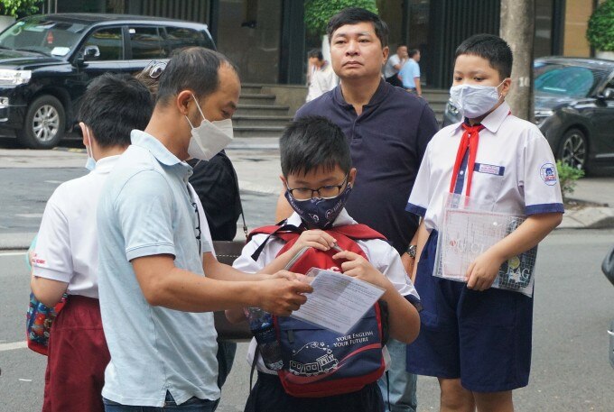 Phụ huynh đưa con đến tham gia kỳ khảo sát đầu vào lớp 6 trường THPT chuyên Trần Đại Nghĩa, năm 2023. Ảnh: Lệ Nguyễn