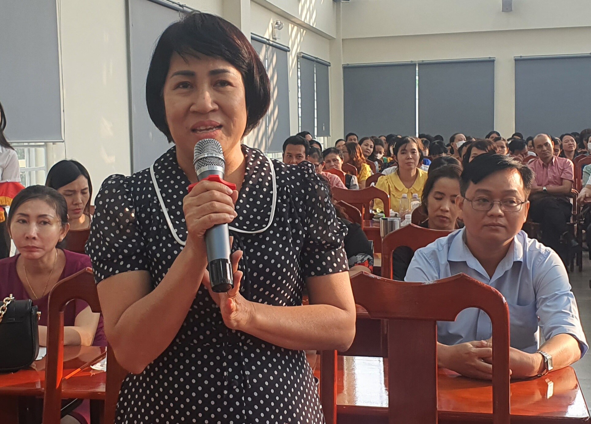 Cô Nguyễn Thị Thu Hằng, hiệu trưởng Trường THCS Trần Quốc Toản 1 chia sẻ kinh nghiệm về xử lý khủng hoảng truyền thông - Ảnh: H.HG 