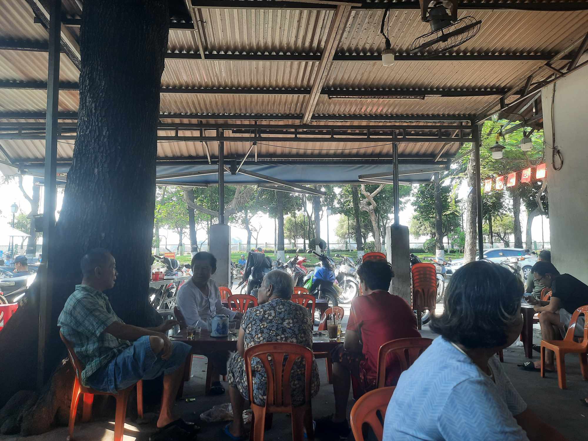 Một góc không gian quán cà phê vợt ở Biên Hòa