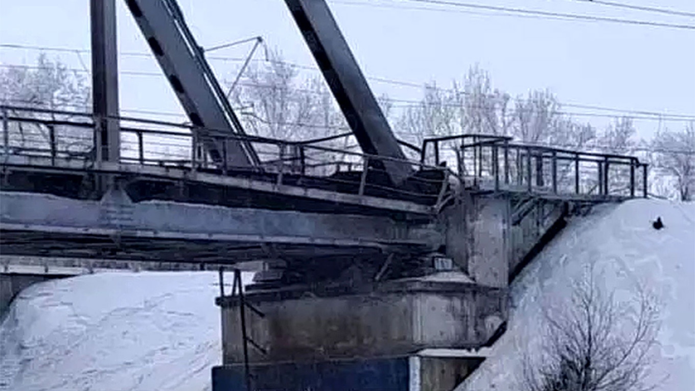 Ukraine thừa nhận tấn công cầu đường sắt ở Nga- Ảnh 1.