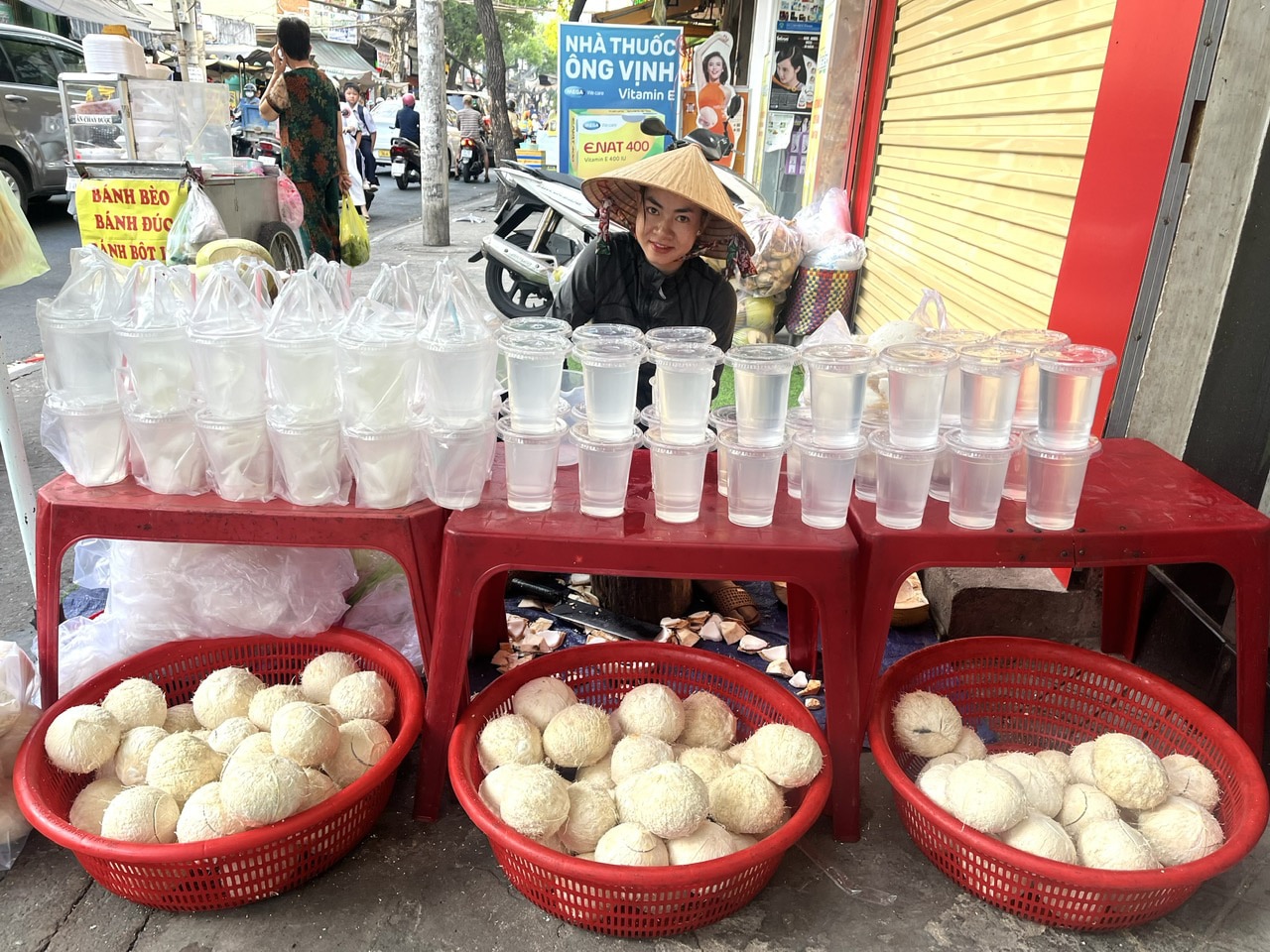 Một quầy bán nước dừa tại quận Bình Thạnh, TP.HCM - Ảnh: THÙY DƯƠNG