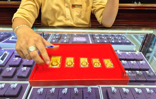 Cập nhật giá vàng chốt phiên 18.3: Vàng nhẫn lao dốc, sắp mất mốc 69 triệu đồng/lượng