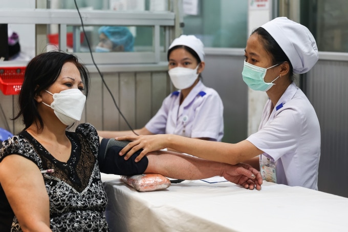 Bác sĩ khám bệnh tại một bệnh viện tại TP HCM, tháng 4/2023. Ảnh: Quỳnh Trần