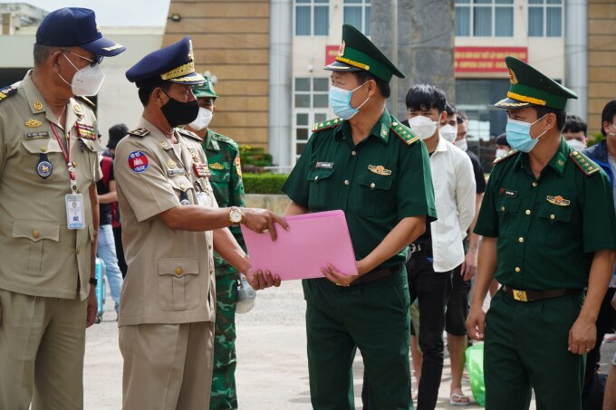 Việt Nam tiếp nhận lao động người Việt từ Campuchia tại cửa khẩu quốc tế Mộc Bài, Tây Ninh tháng 9/2022. Ảnh: Phước Tuấn - Đình Văn