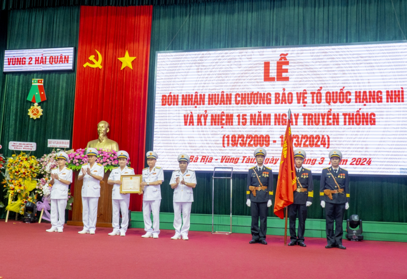 Region 2 Navy receives Second Class Fatherland Defense Medal - Vietnam.vn