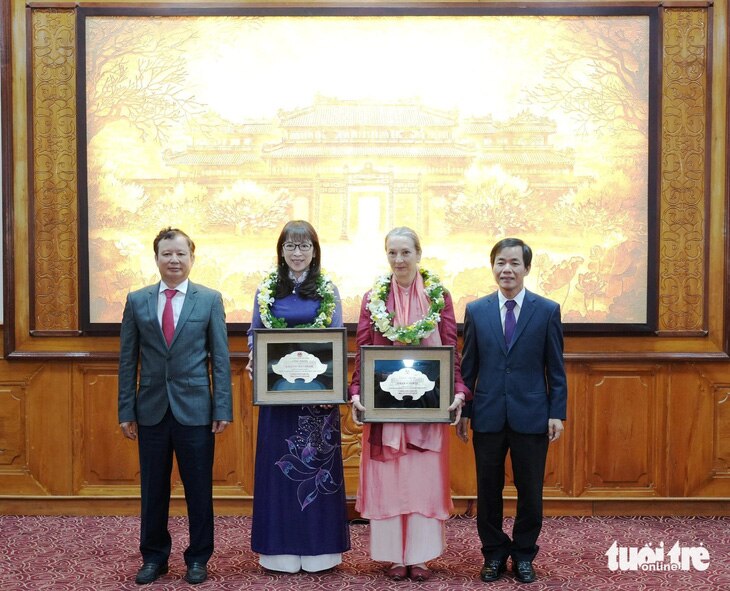 Lãnh đạo tỉnh Thừa Thiên Huế trao danh hiệu &quot;Công dân danh dự Thừa Thiên Huế&quot; cho hai chuyên gia nước ngoài là bà Andrea Teufel (quốc tịch Đức) và bà Kazuyo Watanabe (quốc tịch Nhật Bản) - Ảnh: NGỌC HIẾU