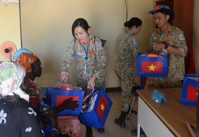 Quân y Việt Nam chữa bệnh cho phụ nữ và trẻ em ở Nam Sudan- Ảnh 1.