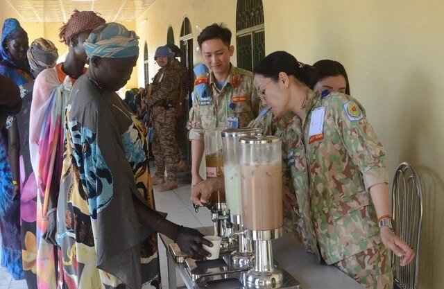 Quân y Việt Nam chữa bệnh cho phụ nữ và trẻ em ở Nam Sudan- Ảnh 2.