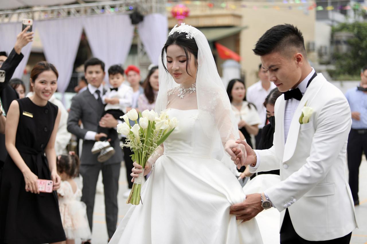 HLV Park Hang Seo, vợ chồng Văn Hậu dự lễ cưới Quang Hải