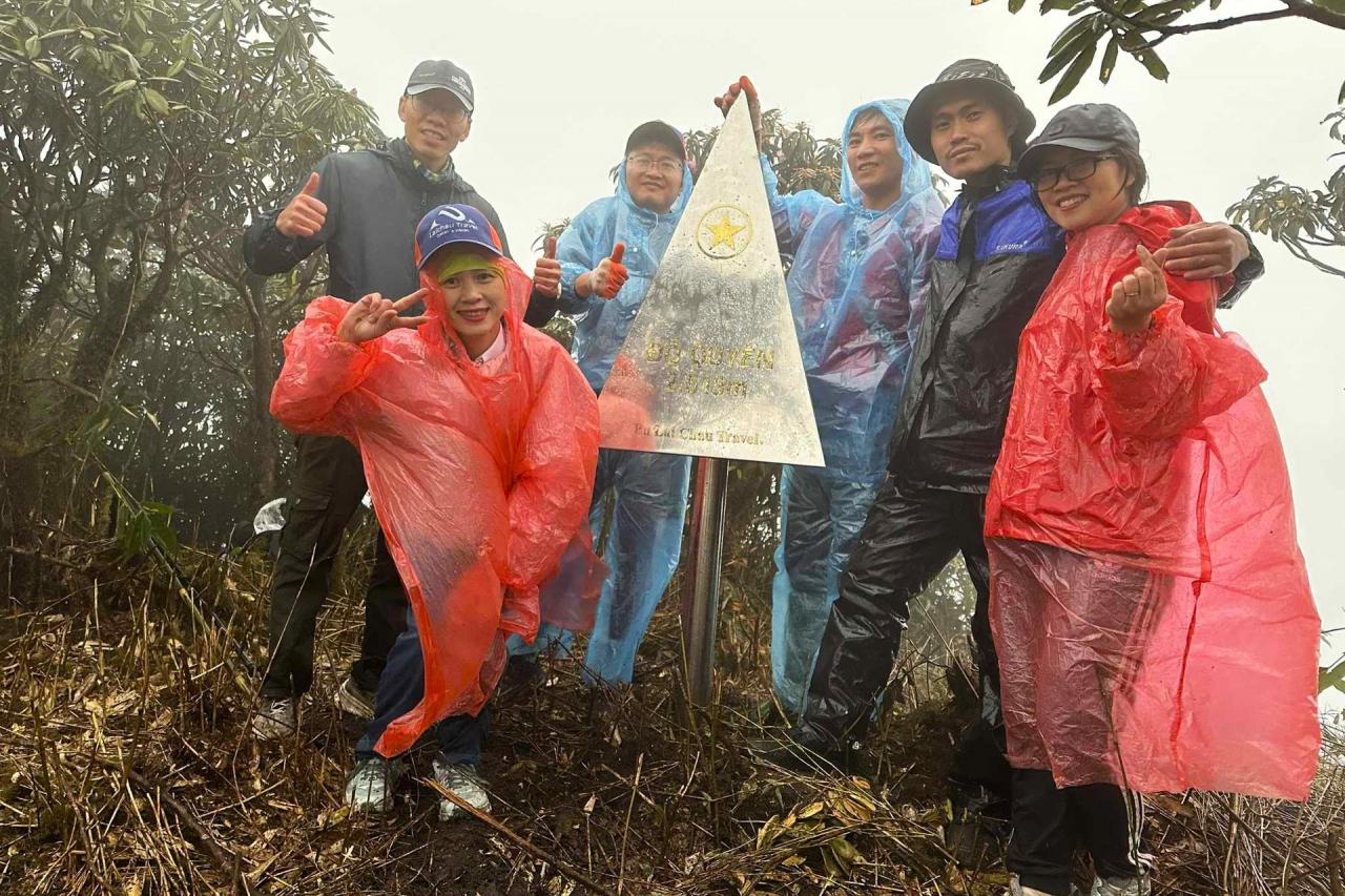 Choáng ngợp rừng đỗ quyên cổ thụ bung nở rực rỡ trên đỉnh Putaleng Lai Châu - 5