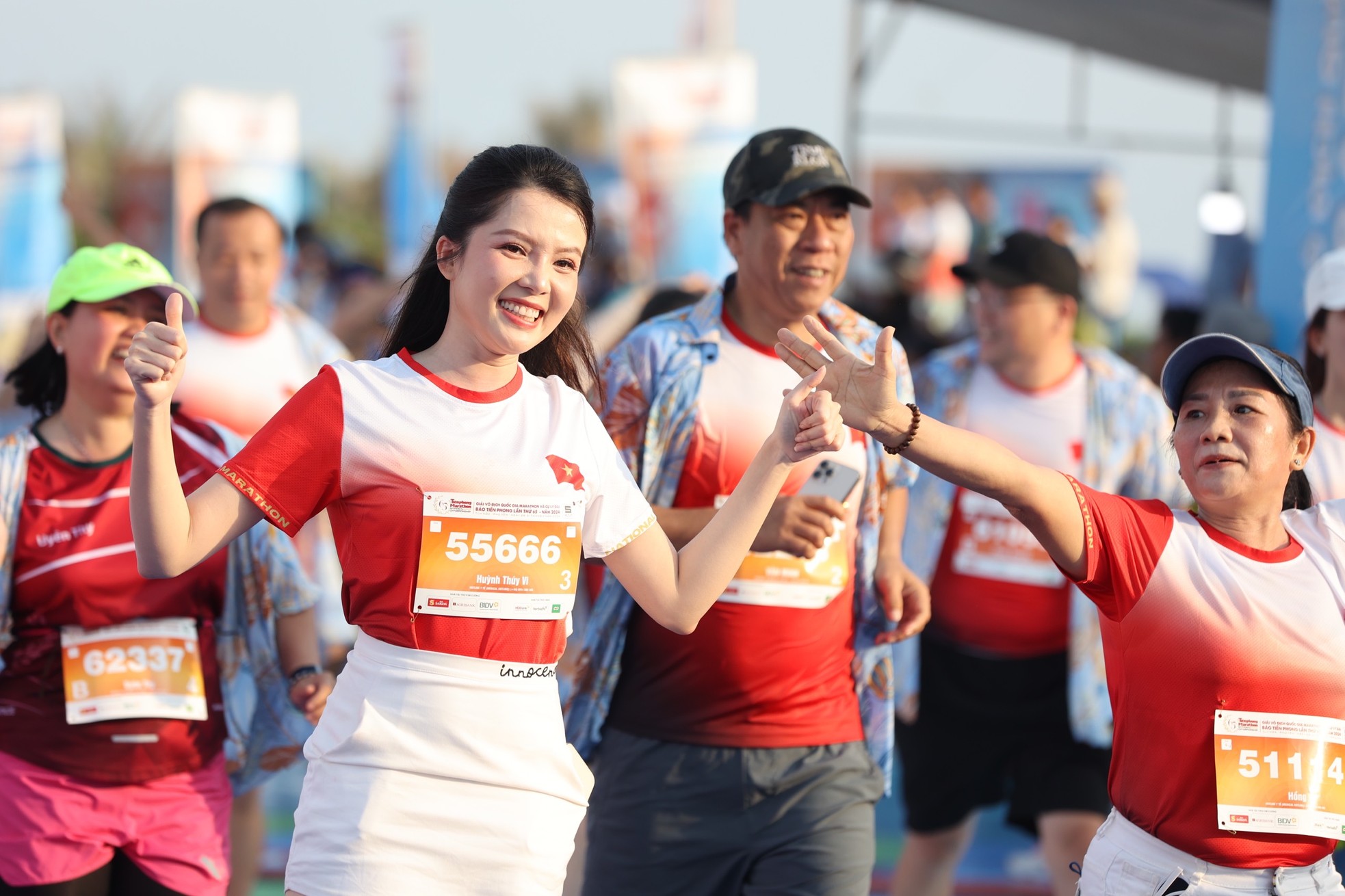 Vợ chồng Á hậu Phương Anh chạy 10km, Hoa khôi Thúy Vi về đích nhẹ nhàng ở Tiền Phong Marathon 2024 ảnh 5