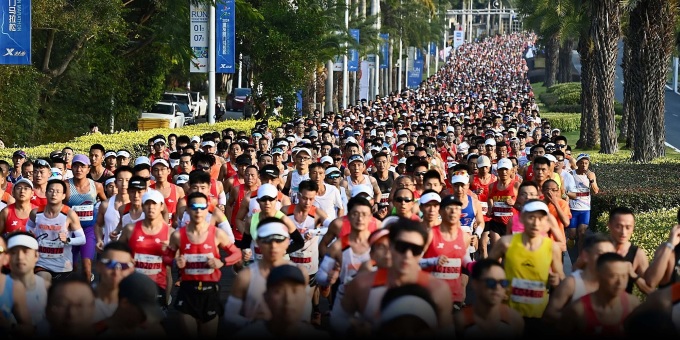 Các vận động viên tham gia giải chạy marathon ở thành phố Hạ Môn, tỉnh Phúc Kiến, ngày 7/1. Ảnh: Wang Dongming/CNS/VCG