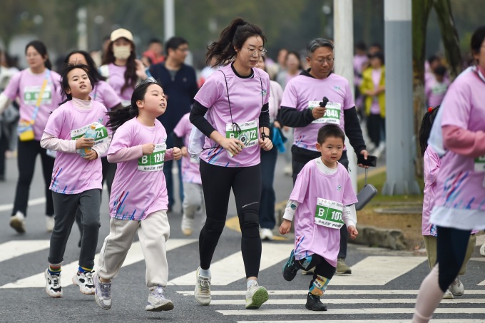 Người tham gia giải một marathon ở tỉnh Giang Tô, tháng 3/2024. Ảnh: Fang Dongxu/VCG