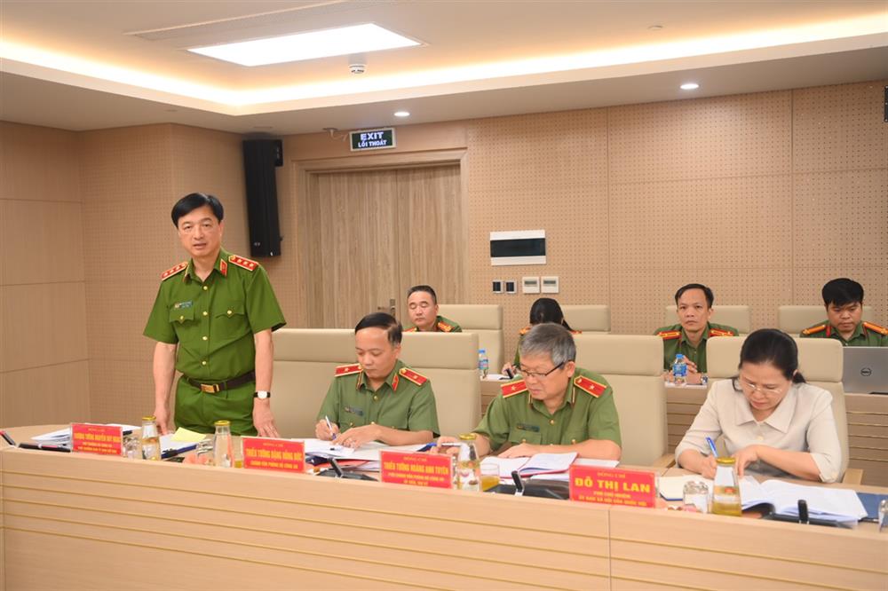 Thứ trưởng Nguyễn Duy Ngọc phát biểu và điều hành phần thảo luận tại Phiên họp.