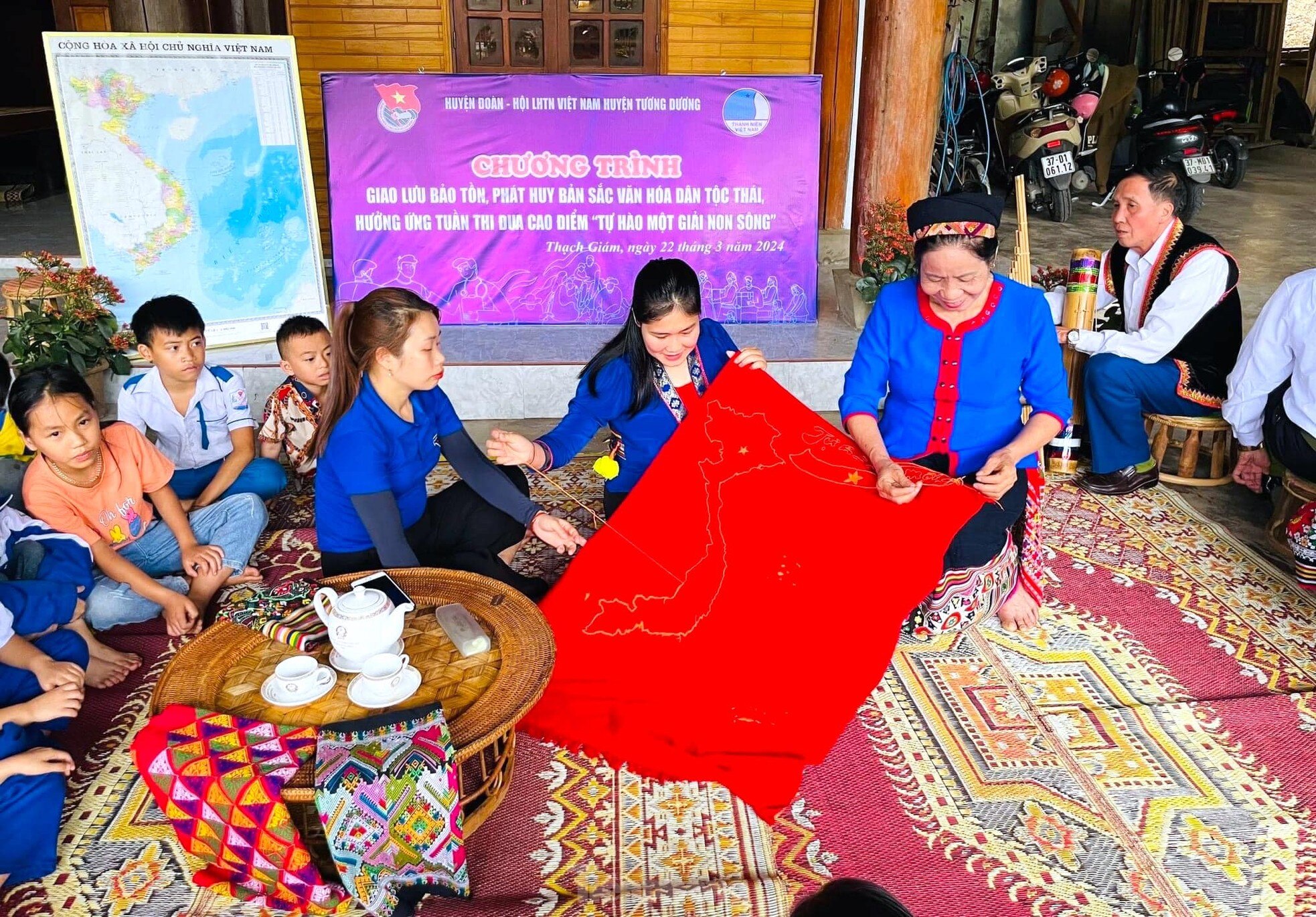Đoàn viên dân tộc Thái thêu bản đồ Việt Nam bằng vải thổ cẩm ảnh 7