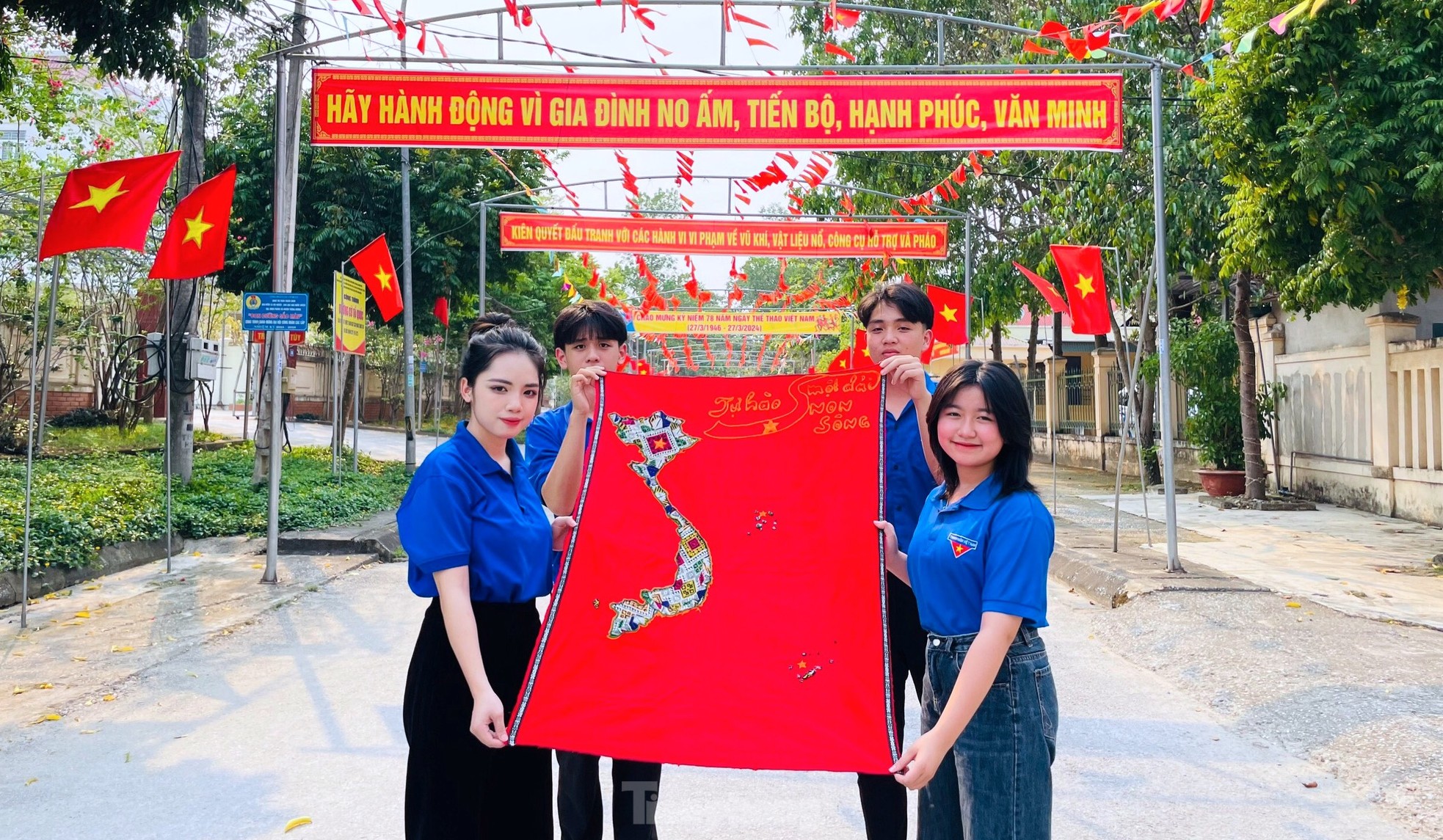 Đoàn viên dân tộc Thái thêu bản đồ Việt Nam bằng vải thổ cẩm ảnh 9