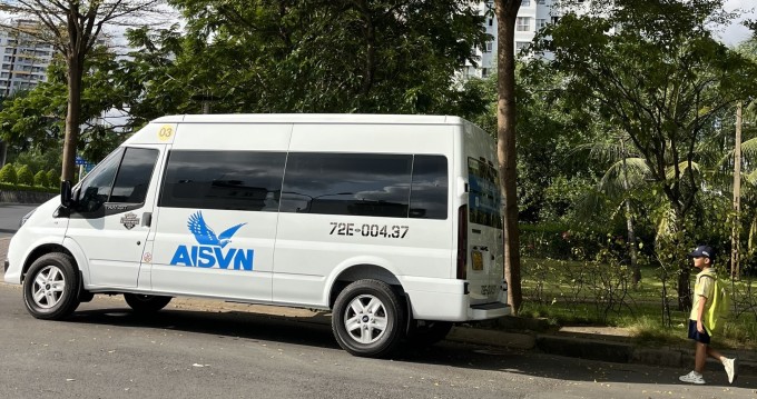 Xe buýt trường AISVN đón học sinh tại quận 7, sáng 3/4. Ảnh: Phụ huynh cung cấp