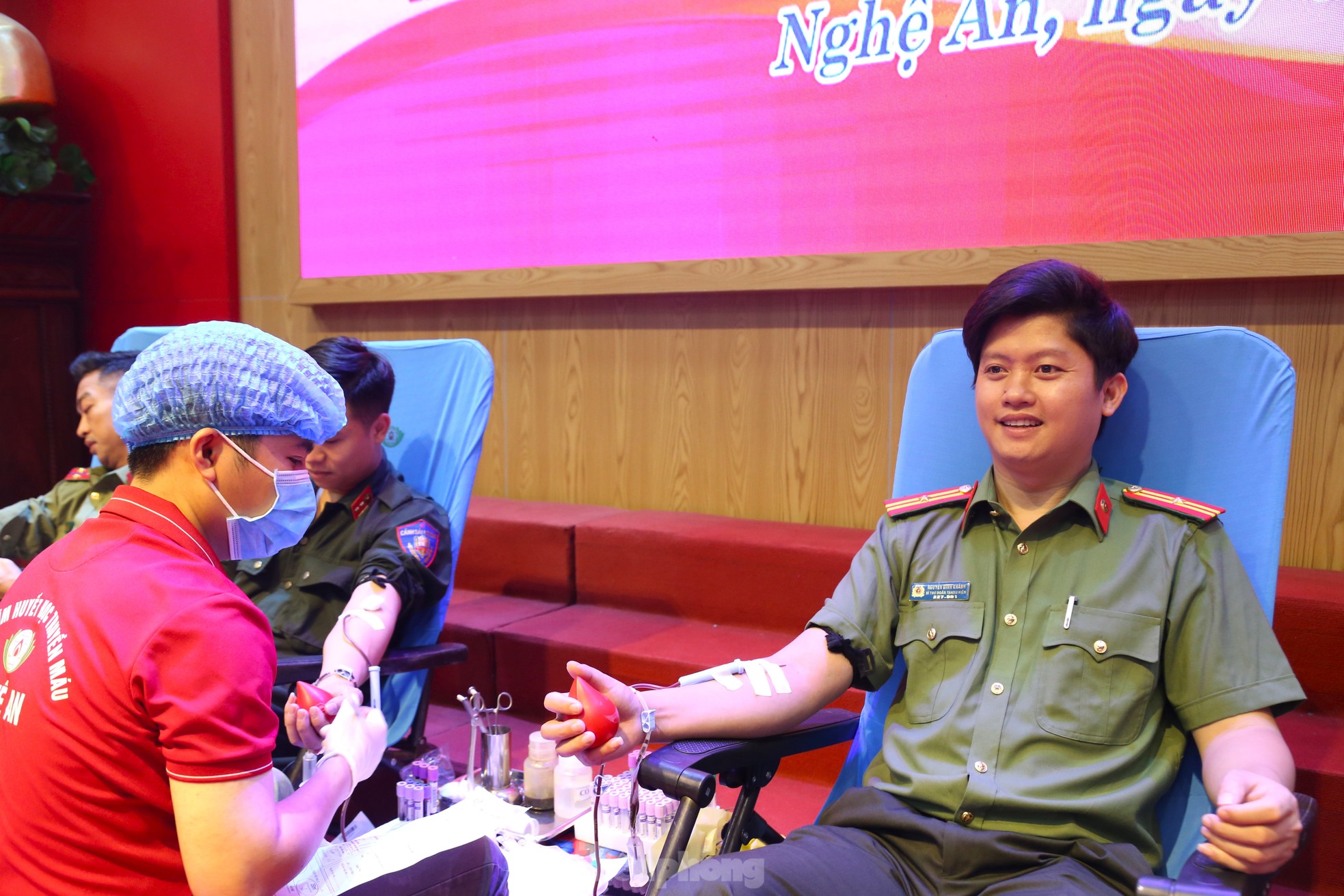 Hơn 200 cán bộ, chiến sĩ công an Nghệ An hiến máu tình nguyện ảnh 4