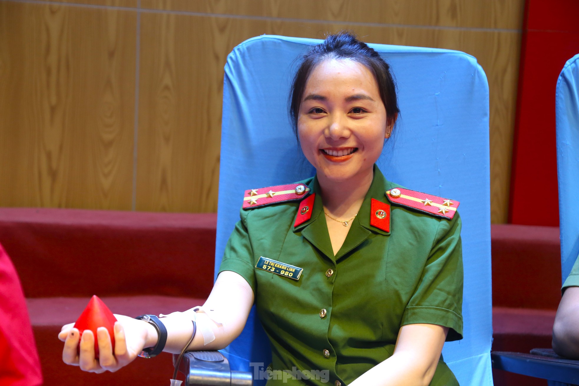 Hơn 200 cán bộ, chiến sĩ công an Nghệ An hiến máu tình nguyện ảnh 5