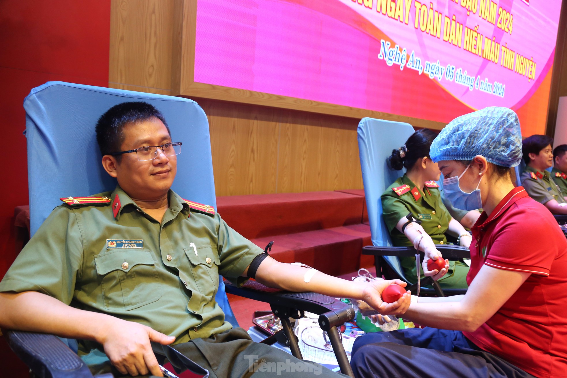 Hơn 200 cán bộ, chiến sĩ công an Nghệ An hiến máu tình nguyện ảnh 6