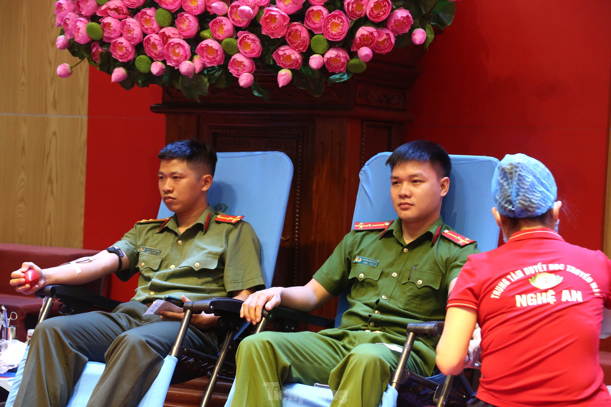 Hơn 200 cán bộ, chiến sĩ công an Nghệ An hiến máu tình nguyện ảnh 9