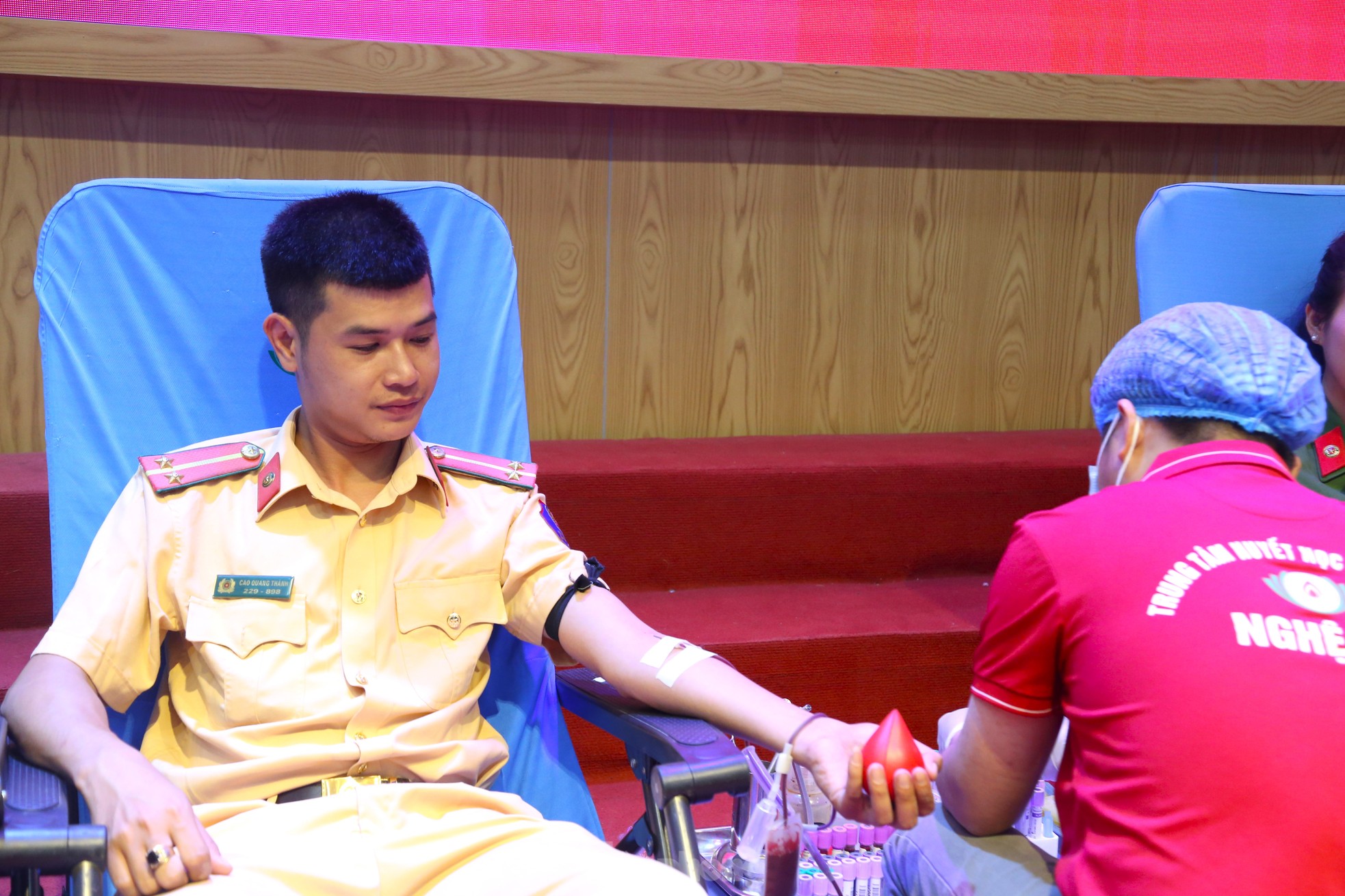 Hơn 200 cán bộ, chiến sĩ công an Nghệ An hiến máu tình nguyện ảnh 8