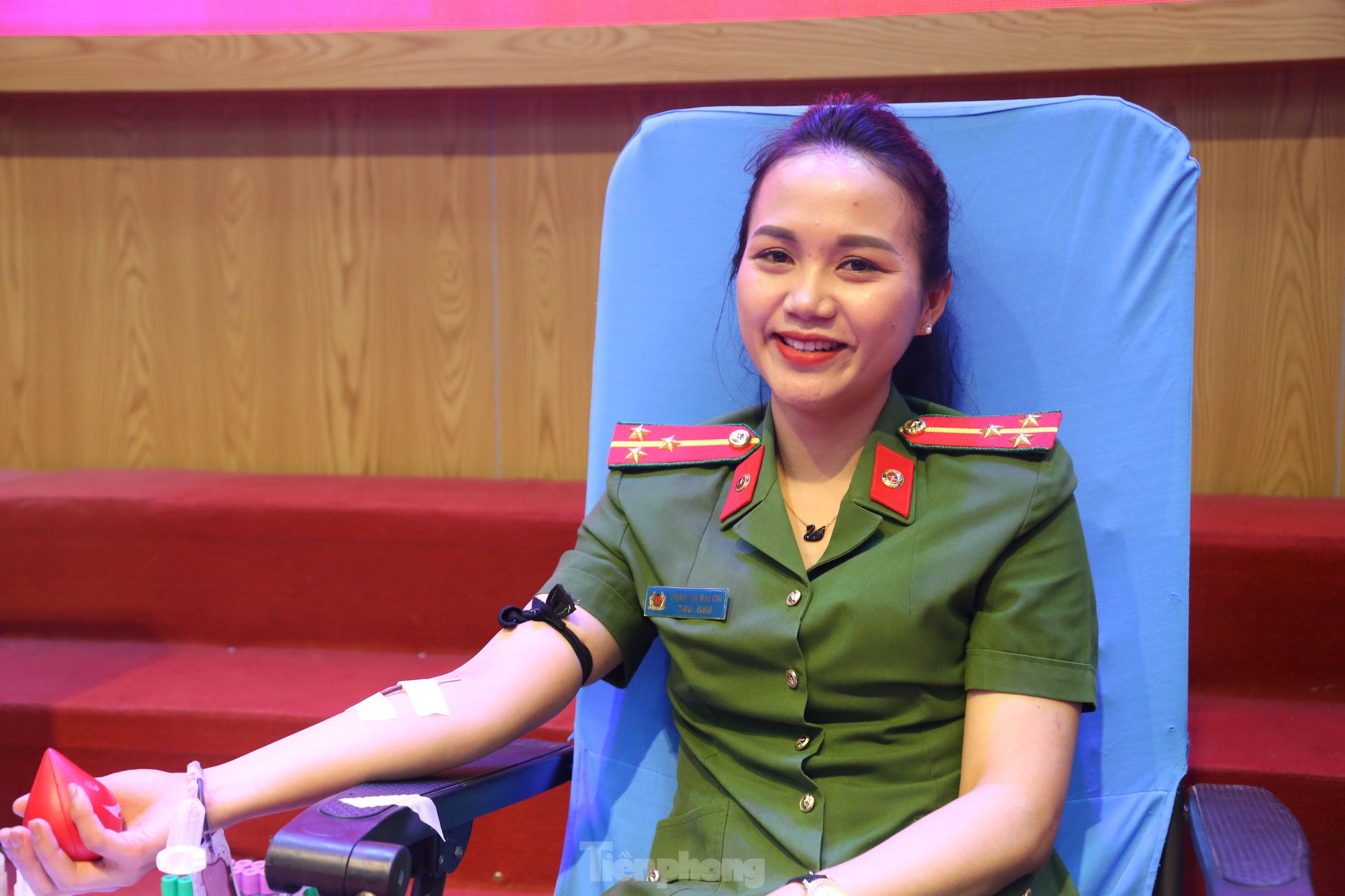 Hơn 200 cán bộ, chiến sĩ công an Nghệ An hiến máu tình nguyện ảnh 10