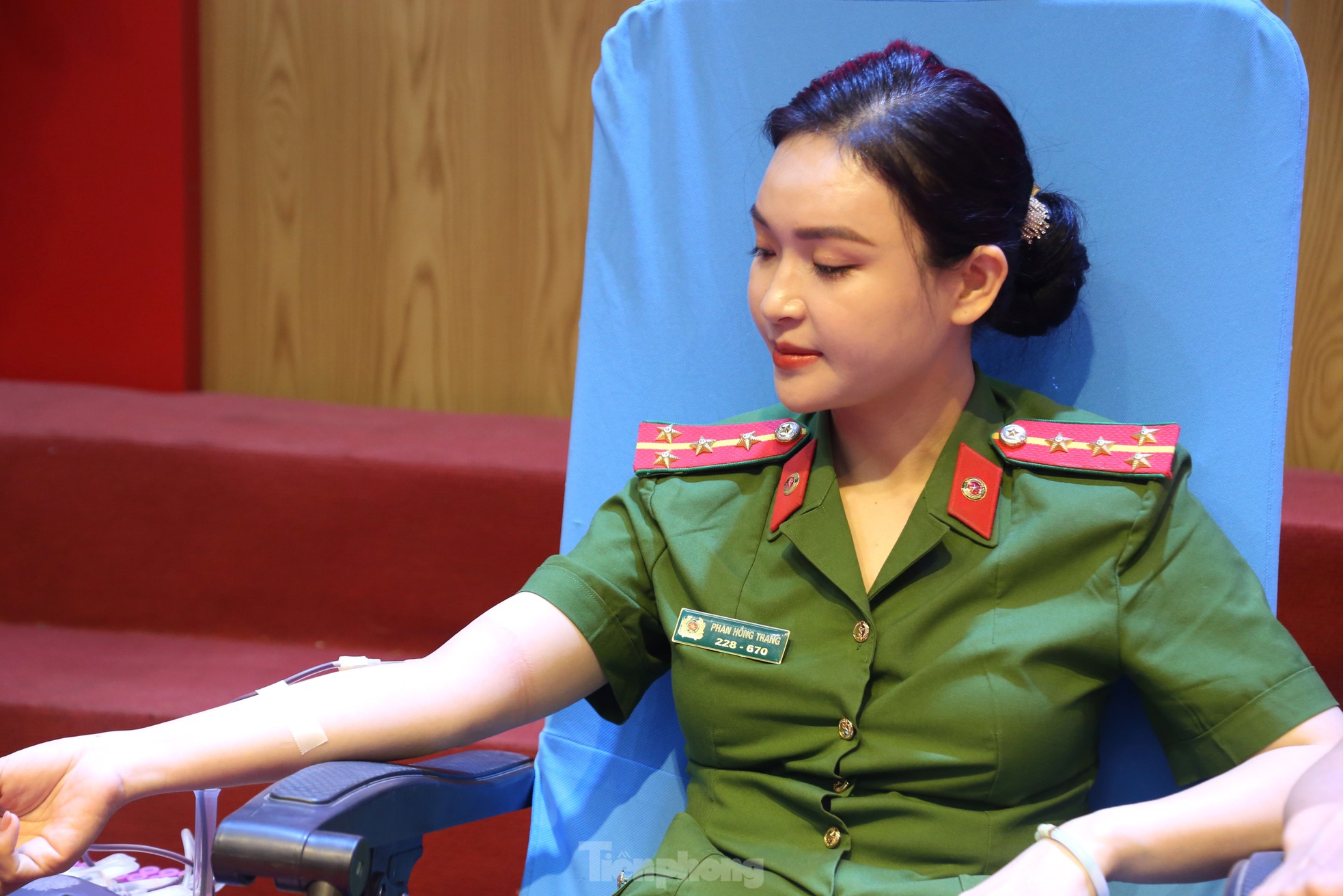 Hơn 200 cán bộ, chiến sĩ công an Nghệ An hiến máu tình nguyện ảnh 11