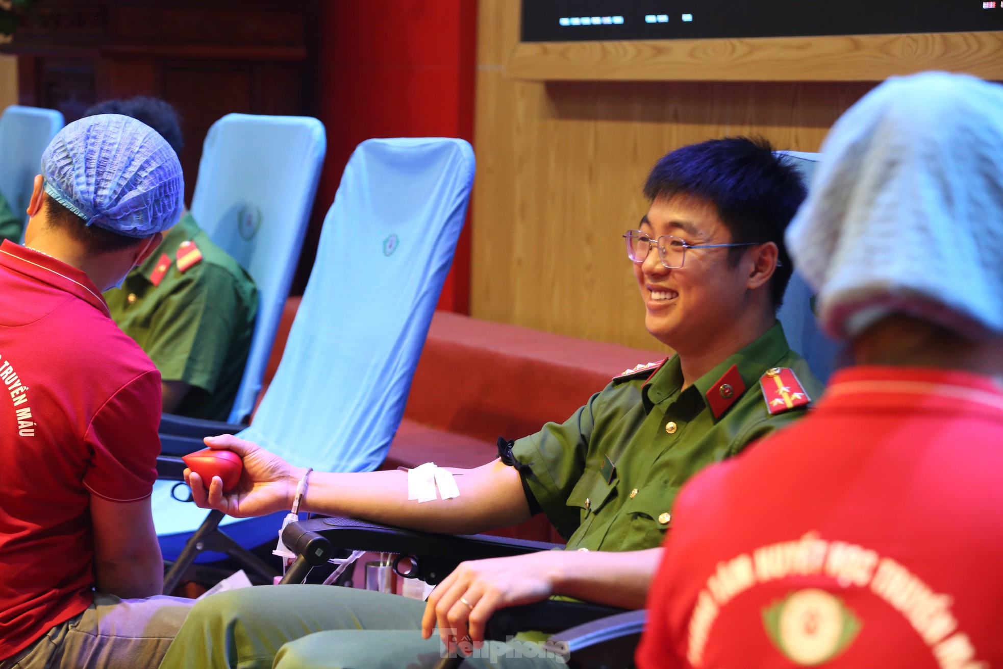 Hơn 200 cán bộ, chiến sĩ công an Nghệ An hiến máu tình nguyện ảnh 15