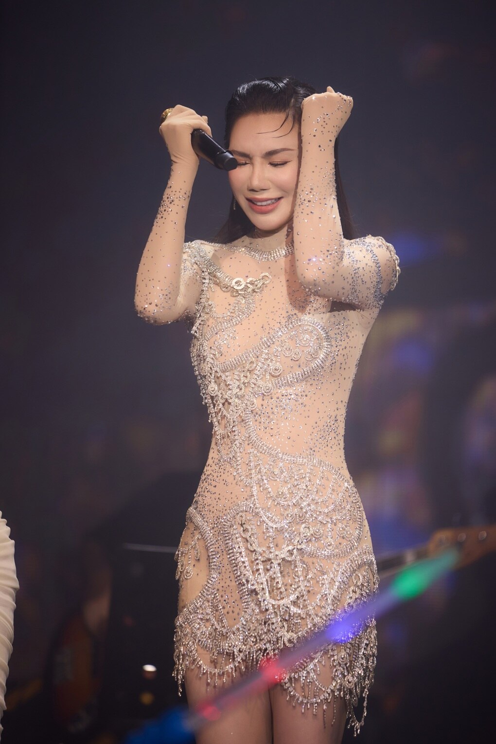 Hồ Quỳnh Hương xúc động khi trở lại biểu diễn tại Hà Nội - 2