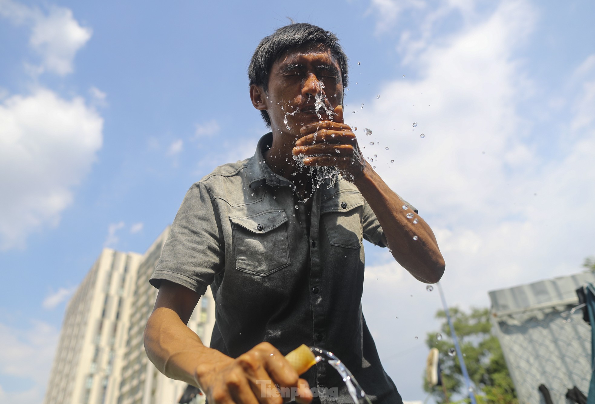 People in Ho Chi Minh City struggle in the 40-degree heat - Vietnam.vn